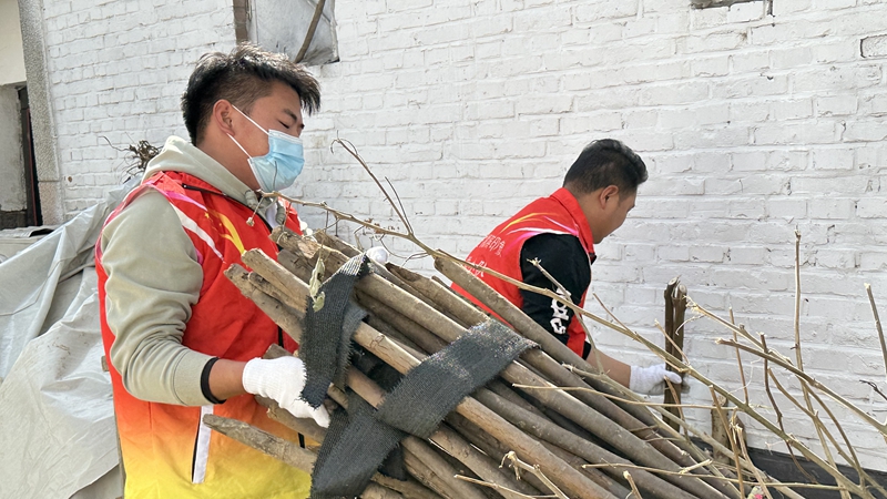讓老人生活更&ldquo;亮堂&rdquo; 濟寧華都公益小隊幫助困難老人打掃衛(wèi)生